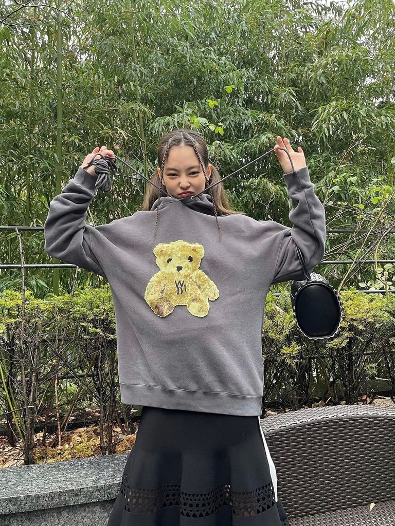 世界Youtube登録者数女性アーティスト第一位【BLACKPINK メンバーJENNIE】WE11DONEベアフーディ着用！