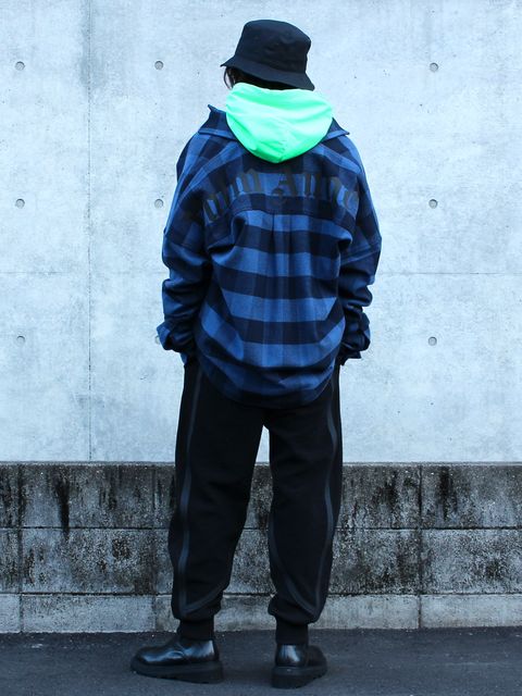 ビビットなグリーンがアクセント!ストリートコーデ