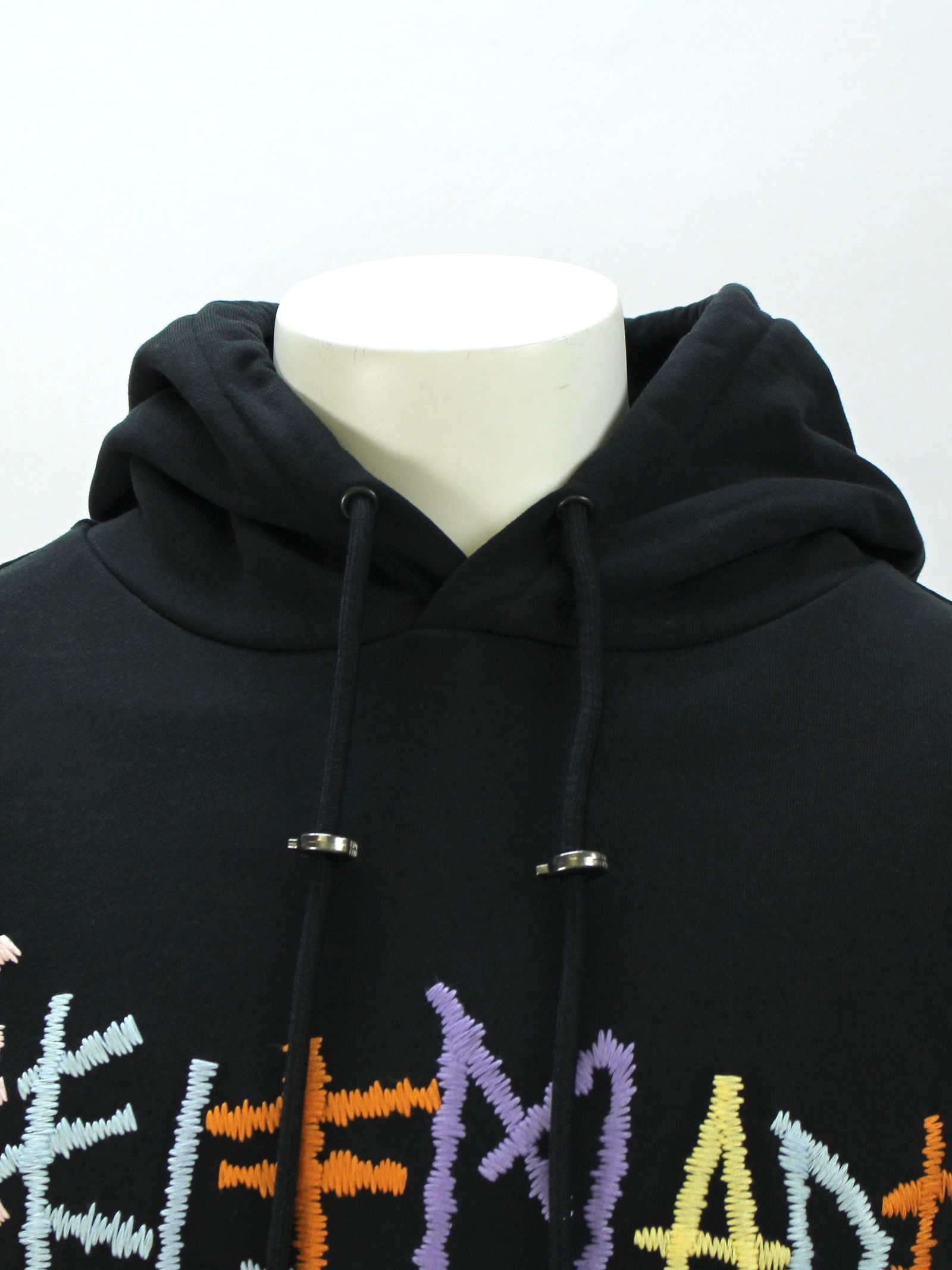 刺繍ロゴ フーディー / BLACK HOODIE WITH MULTICOLOR LOGO / ブラック × マルチ