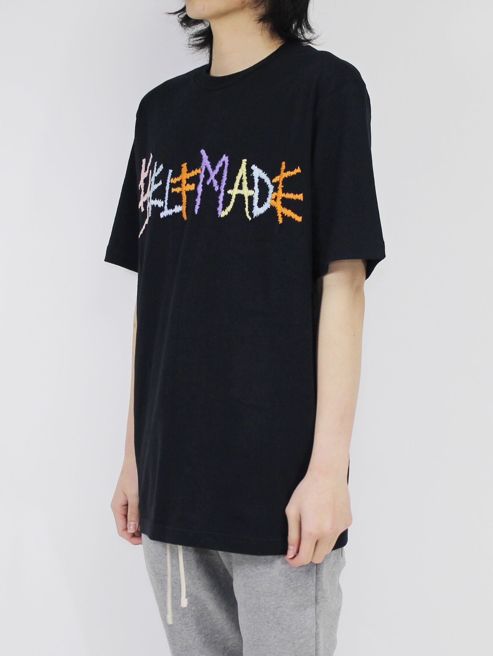 刺繍ロゴ Tシャツ / BLACK T-SHIRT WITH MULTICOLOR LOGO / ブラック × マルチ