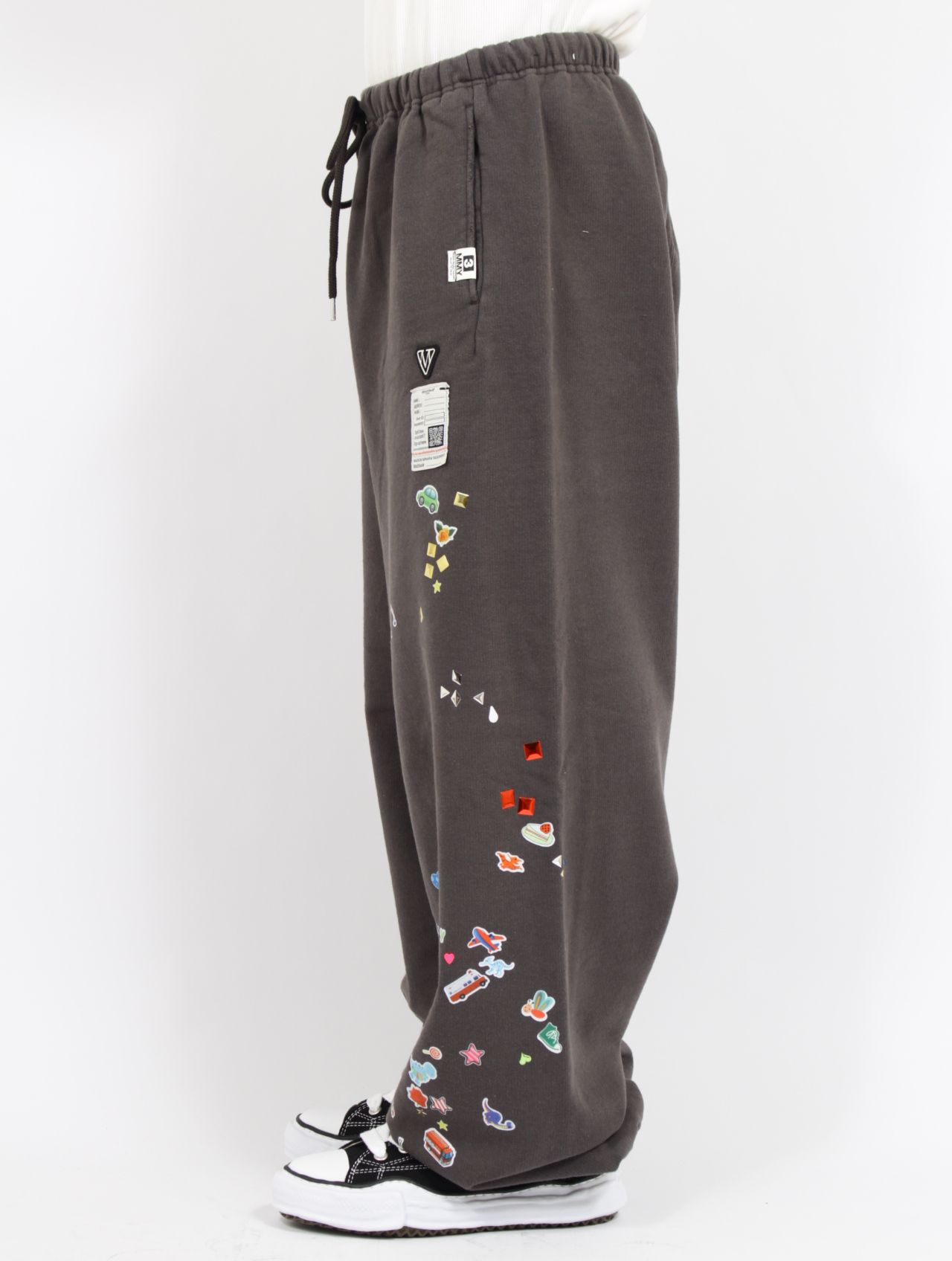 【26SS】ステッカーデザイン スウェット パンツ / KIDS STICKER PANTS / ブラック