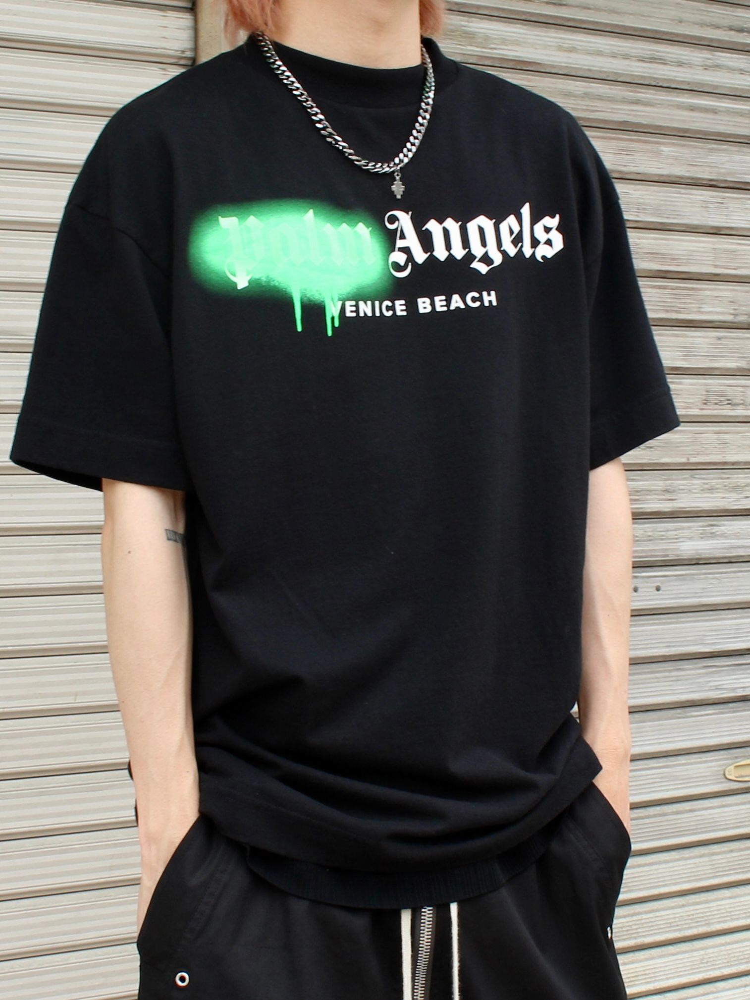 【コーデに遊び心を】Palm Angels スリム ロゴ Tシャツ PALM ANGELS - LA SPRAYED LOGO T-SHIRT / ロゴプリント