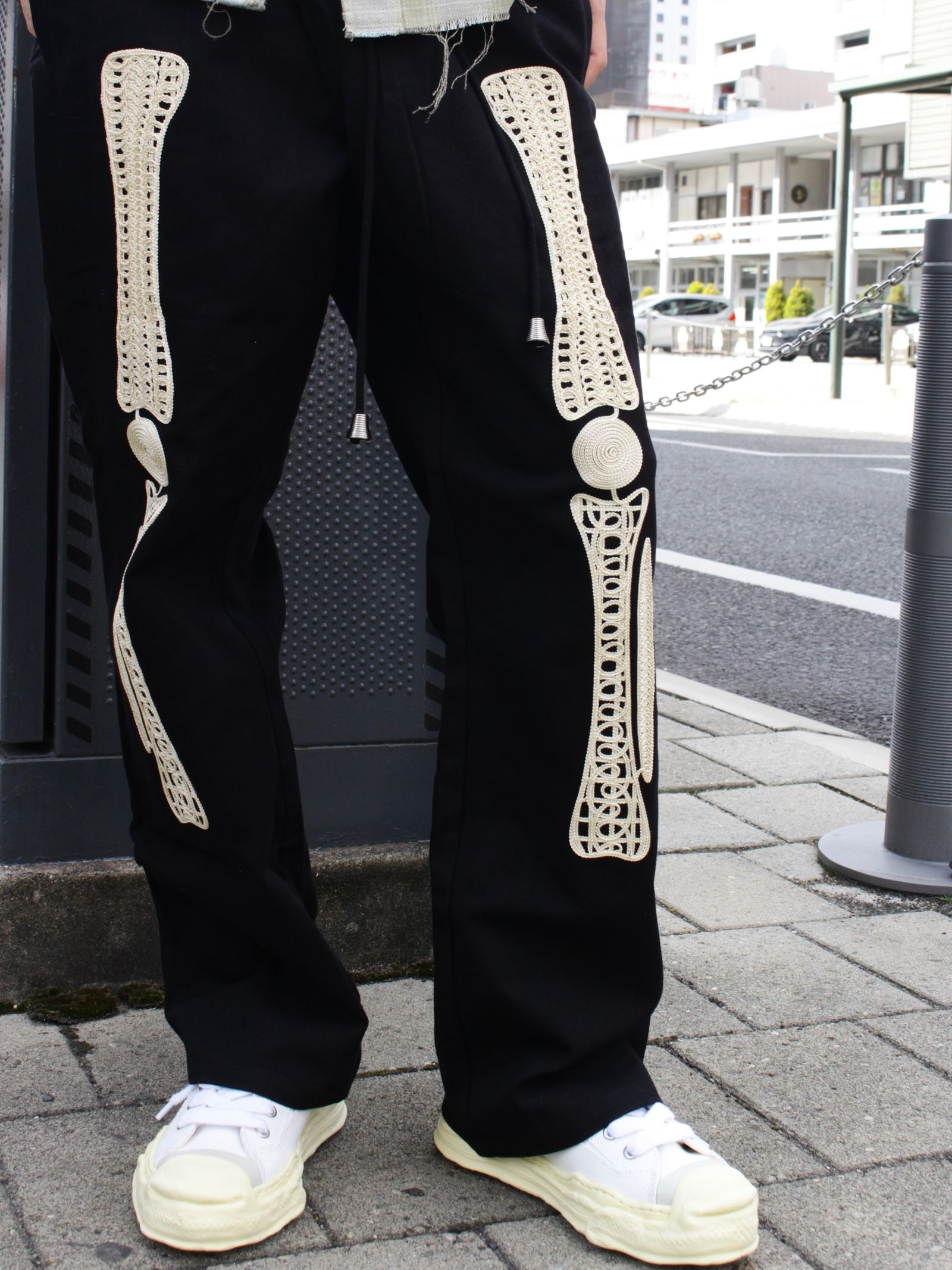 【26SS】コード 刺繍 シューカット フレア コットン パンツ 'ボーン / CORD EMBROIDERED COTTON TROUSERS 'BONES / ブラック