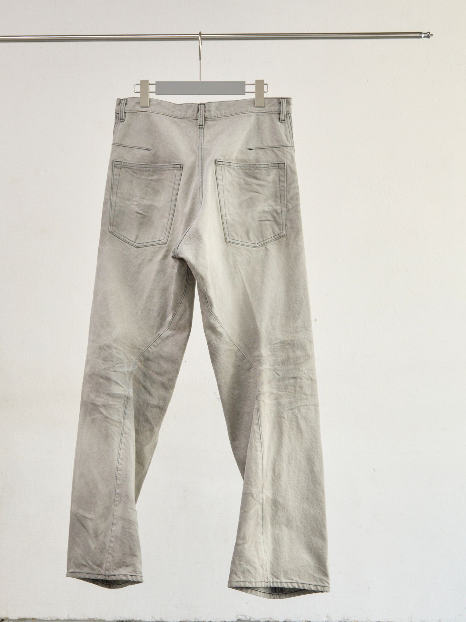 【26SS】 3D ツイステッド ワイド レッグ ジーンズ デニム パンツ / 3D TWISTED WIDE LEG JEANS / LIGHT FADED GREY (グレー)