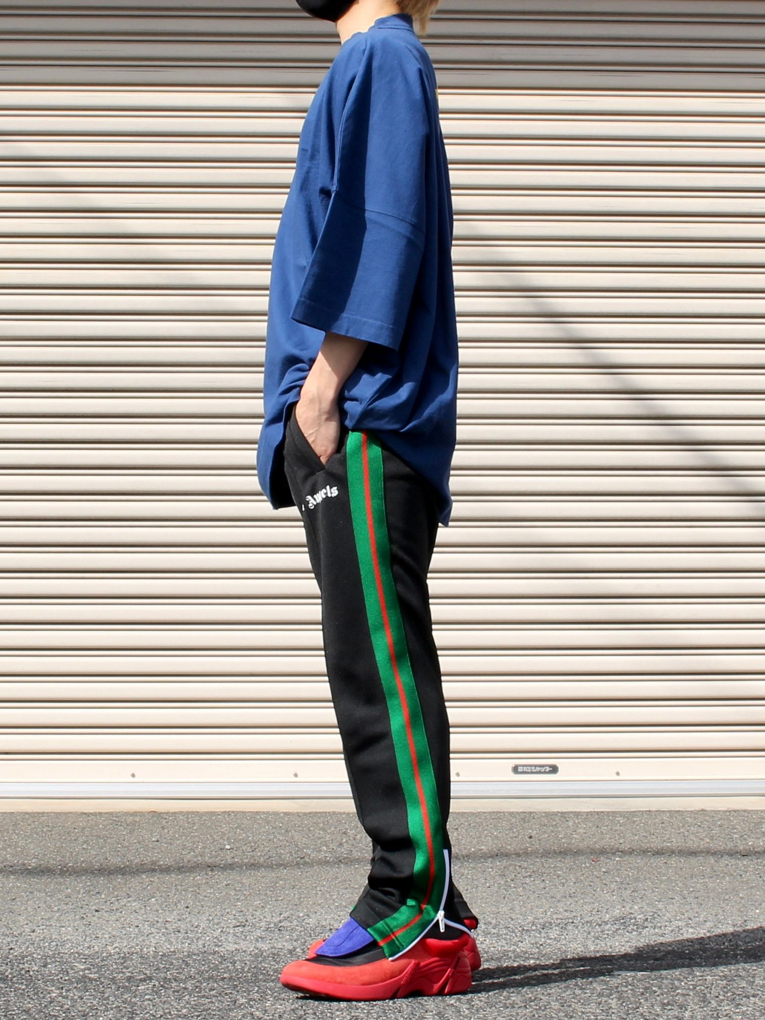 【Palm Angels】新作縦ロゴオーバーTシャツを取り入れたストリートスタイル