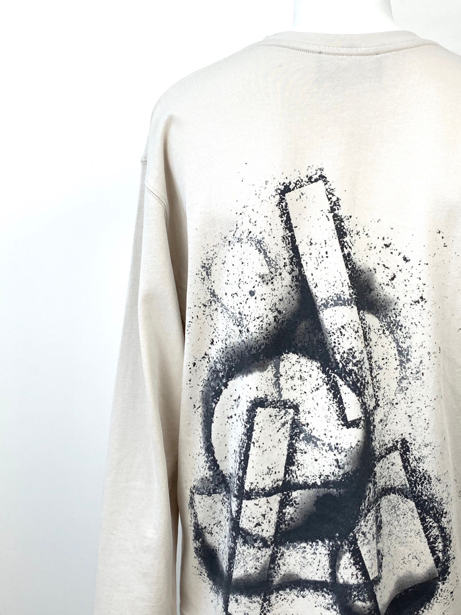 バックペイント ロングスリーブ ジャージTシャツ / COTTON SINGLE JERSEY STONE STENCIL LONG SLEEVE T-SHIRT / ベージュ × ブラック