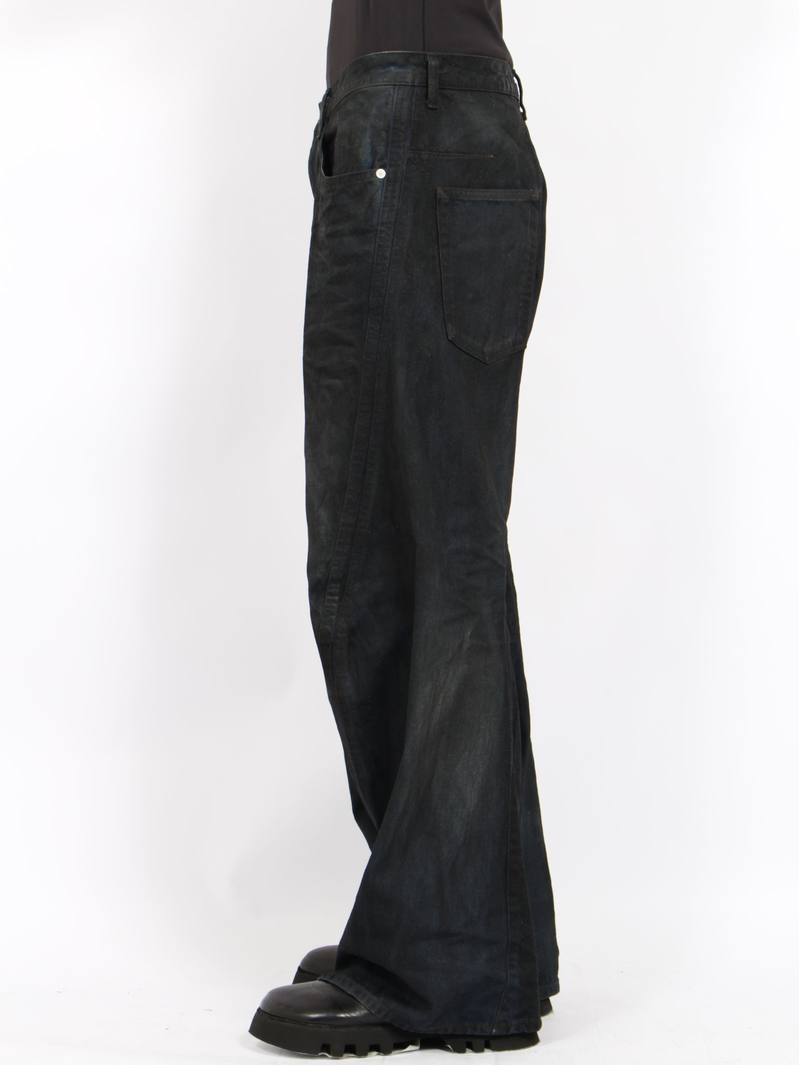 【26AW】3D ツイステッド ワイド レッグ ジーンズ デニム パンツ コーティング加工 / 3D TWISTED WIDE LEG JEANS / LUSTER COATED INDIGO(インディゴ)
