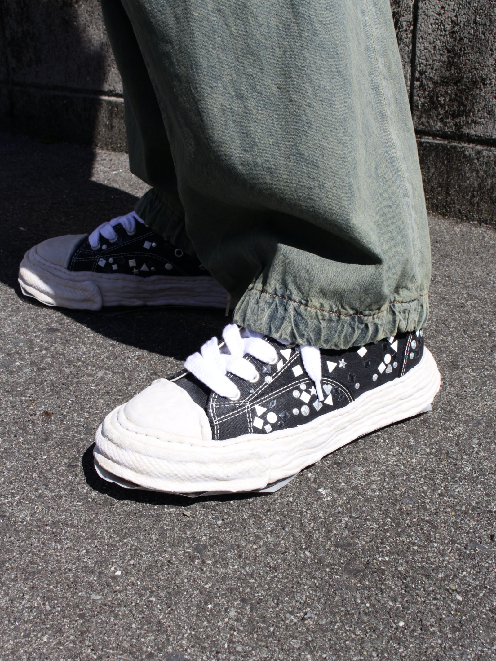 キャンバス ローカット スタッズ スニーカー "ピーターソン23" / PETERSON 23 EMBELLISHED CANVAS LOW-TOP SNEAKE / ブラック