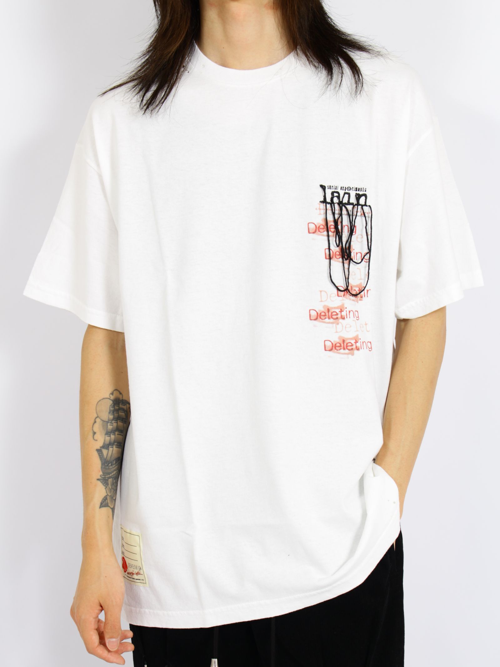 【26AW】バックプリント セブ VS レイン ショート スリーブ Tシャツ バージョン キュータ 半袖 カットソー / SEV VS LAIN S/SL TEE VER,Q-TA / ホワイト