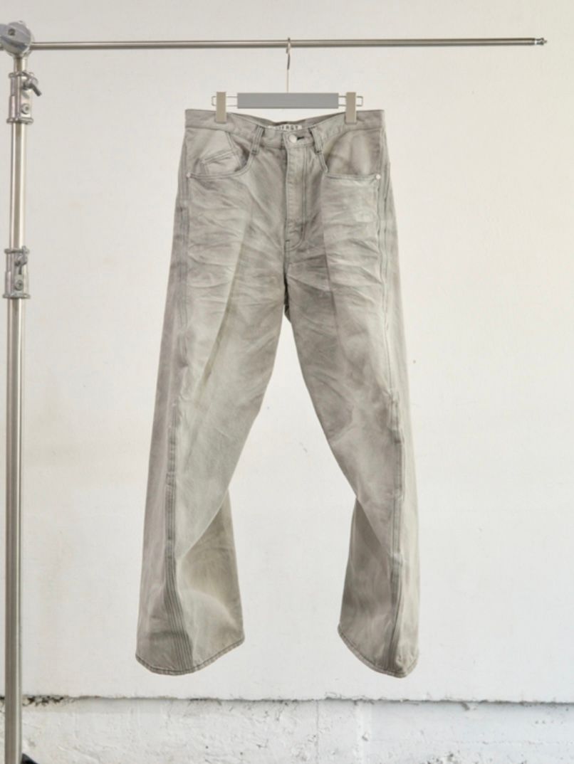 【26SS】 3D ツイステッド ワイド レッグ ジーンズ デニム パンツ / 3D TWISTED WIDE LEG JEANS / LIGHT FADED GREY (グレー)