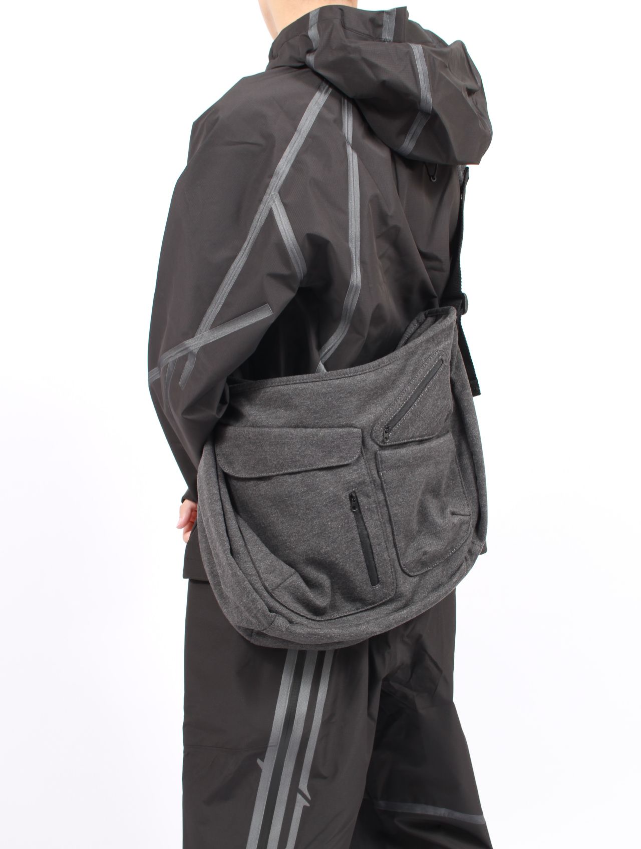 【25AW】ウール ボディー バッグ / WOOL BODY BAG / チャコール