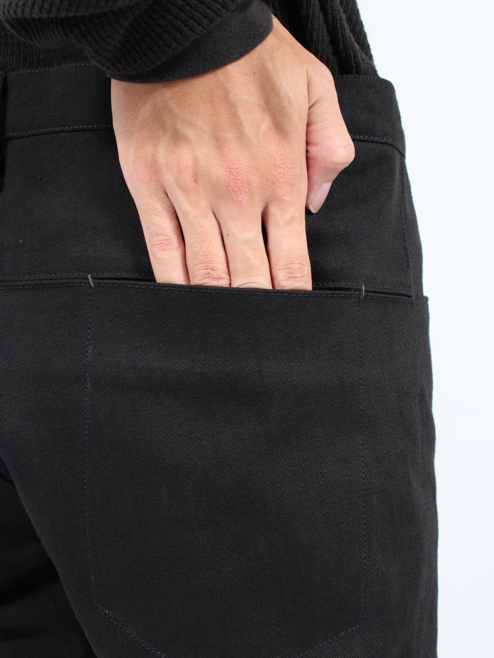 【24AW】バック スプリット フィッテッド デニム トラウザー / BACK SPLIT FITTED DENIM TROUSERS / オフブラック