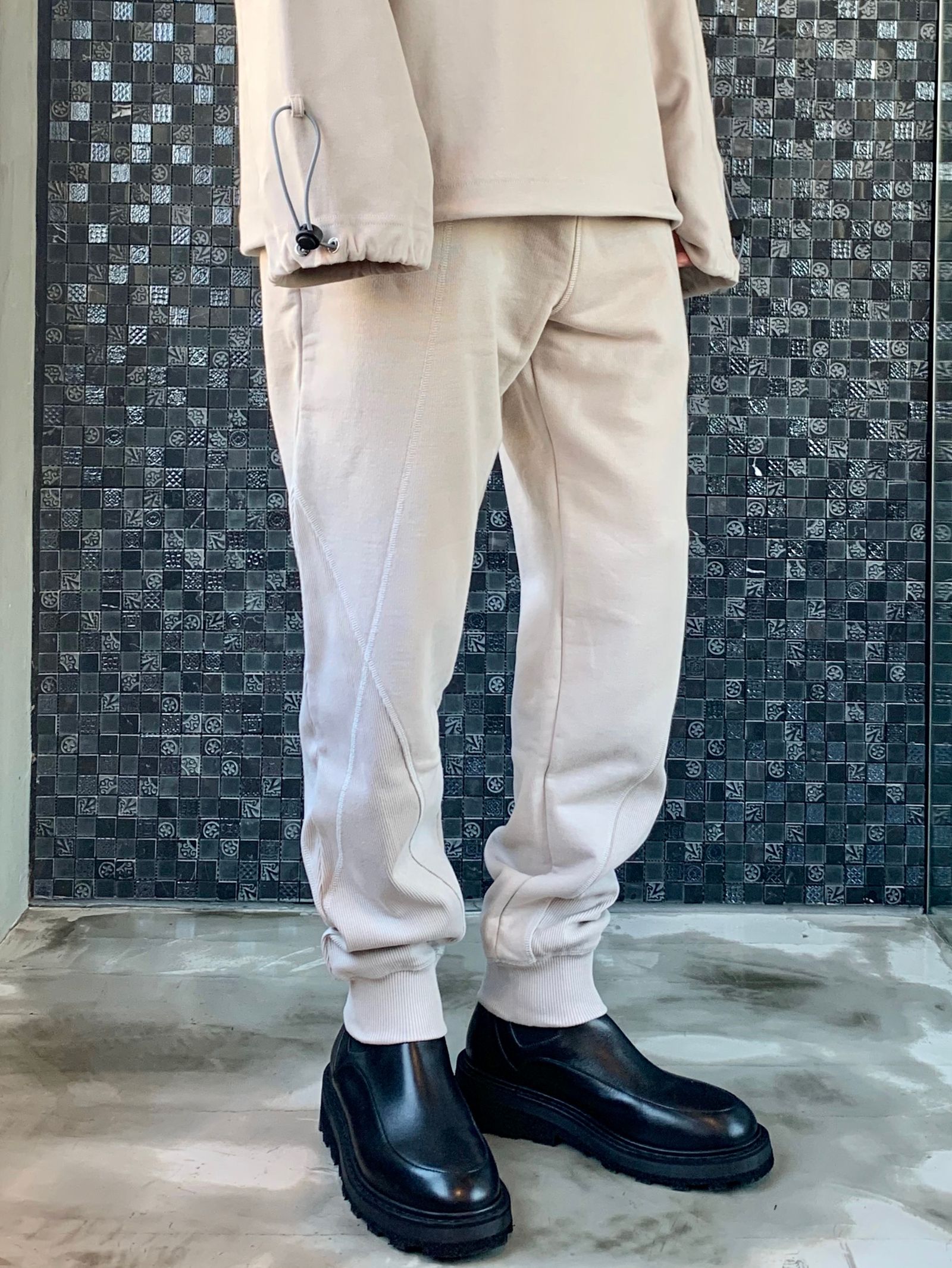 パネルロゴ ライン パンツ / COTTON LOOP BACK CEMENT CONTOUR LINE PANEL PANTS / ベージュ × シルバー
