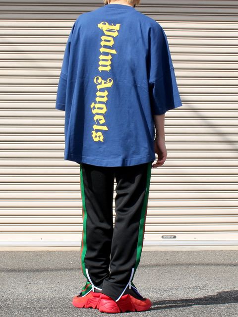 【Palm Angels】新作縦ロゴオーバーTシャツを取り入れたストリートスタイル