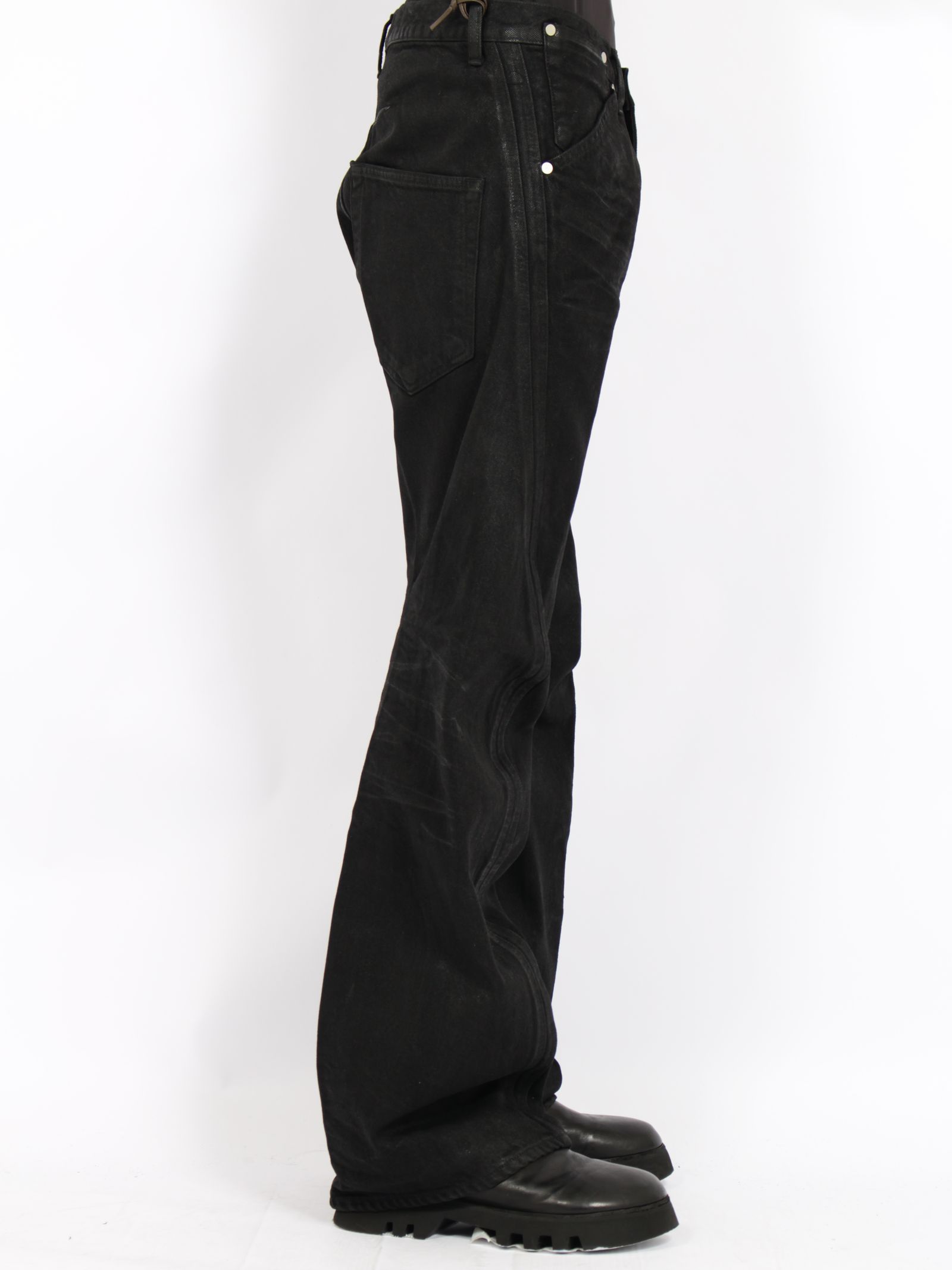 【26AW】3D ツイステッド ジーンズ デニム パンツ コーティング加工 / 3D TWISTED JEANS / LUSTER COATED BLACK(ブラック)