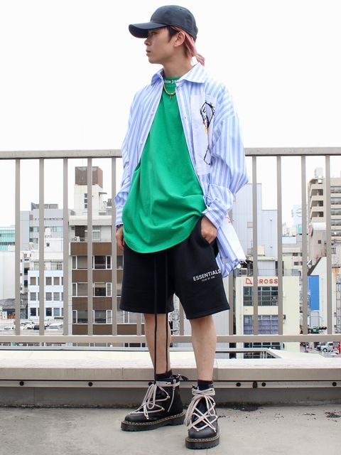 原色カラーを取り入れたラフストリートコーデ