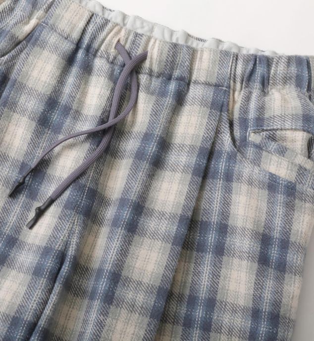 シルエットが絶品なS.F.C(STRIPES FOR CREATIVE)のTAPERED EASY PANTS CORDURA - ESSENCE  ONLINE STORE ブログ