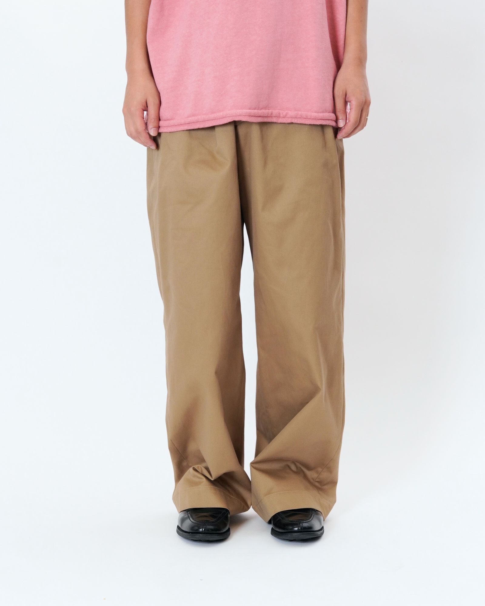 NO TUCK CHINO TROUSERS / CAMEL