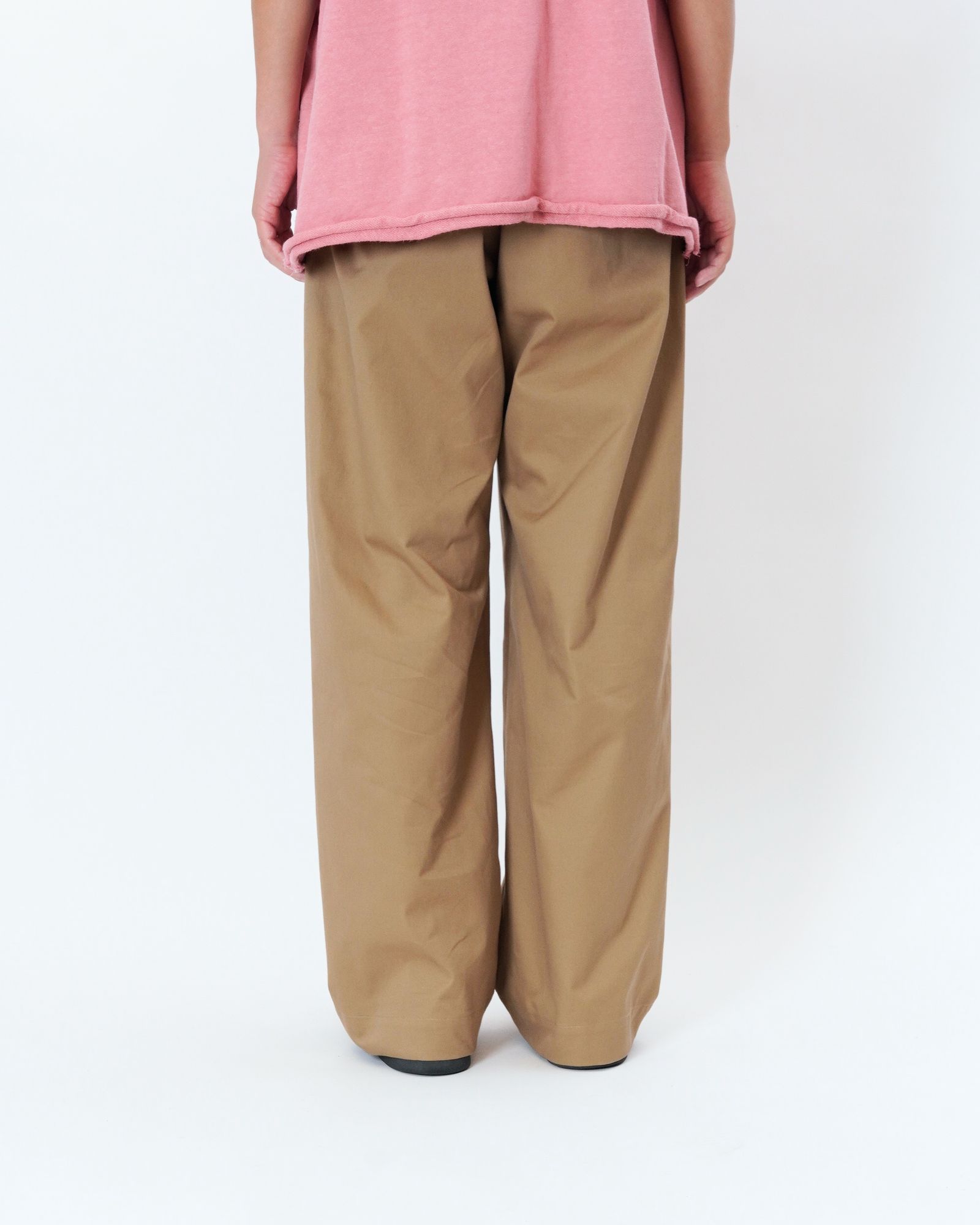 NO TUCK CHINO TROUSERS / CAMEL