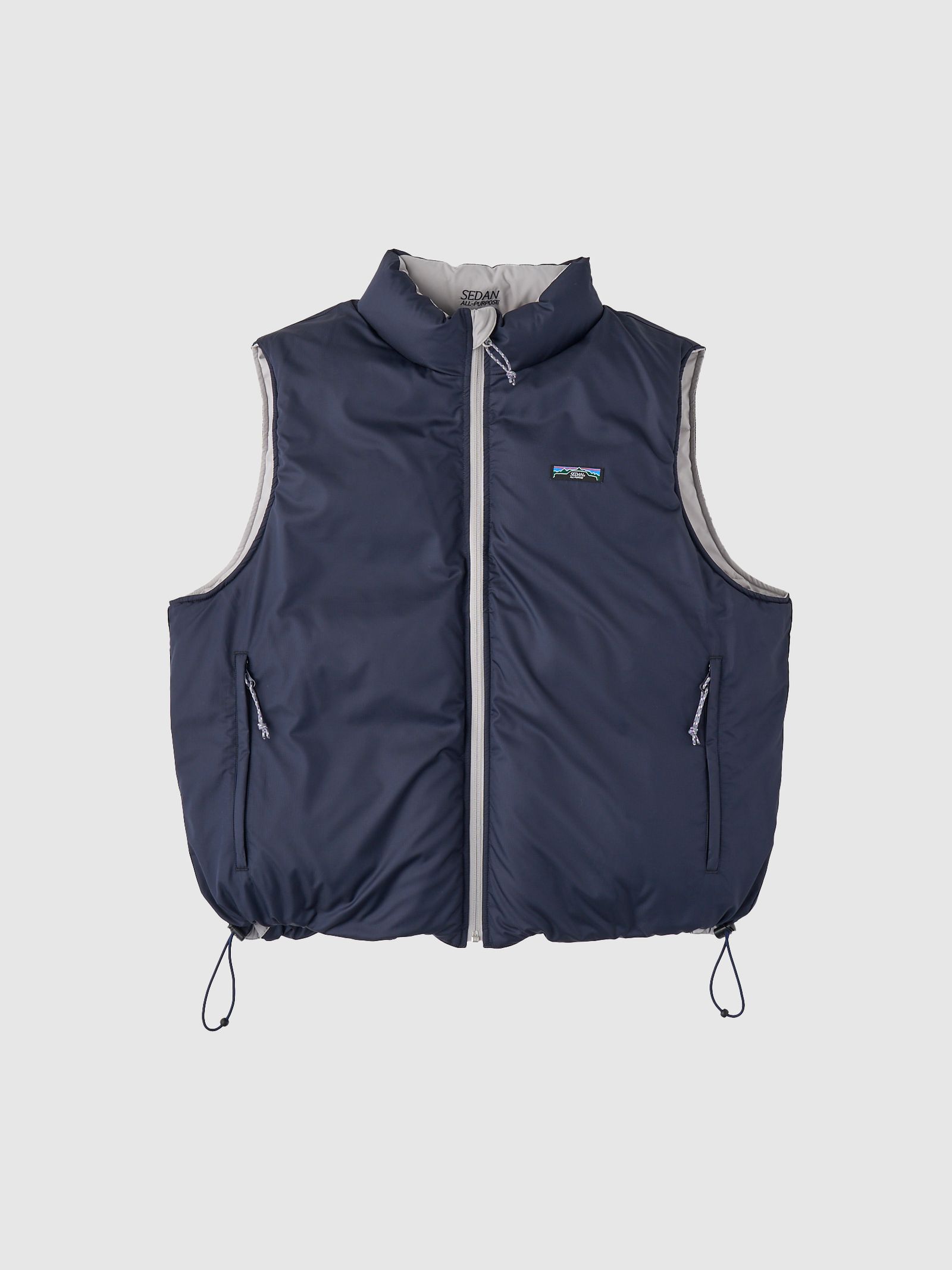 SEDAN ALL-PURPOSE - REVERSIBLE DOWN VEST / STONE×NAVY | Stripe Online Store