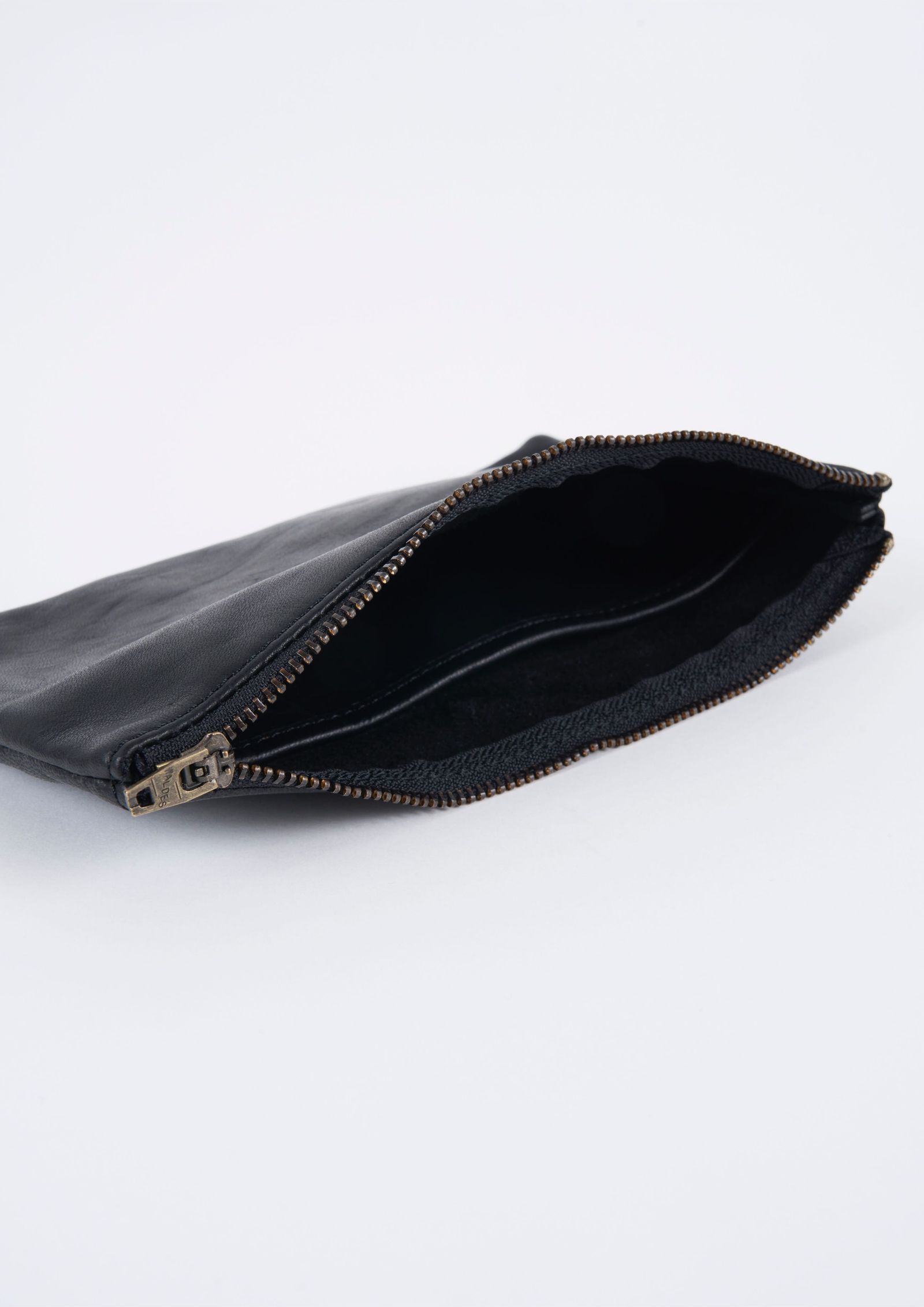 LEATHER CASE M / BLACK