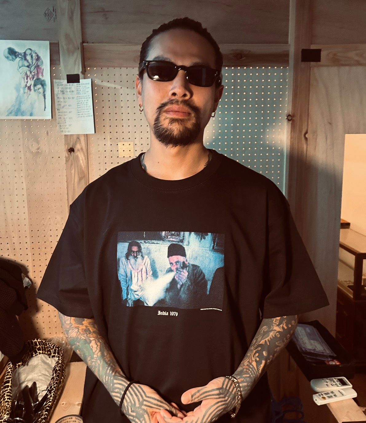 MASATAKA ISHIDA INDIA 1979 T SHIRT / BLACK / プリントシャツ