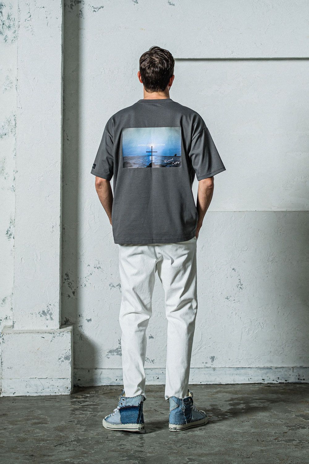BACK Photo OVER TEE / チャコール