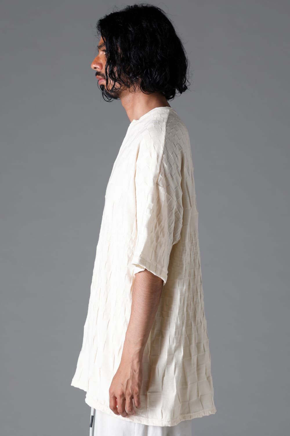 GRADIENT PLAID PATTERN V-NECK TEE / ブラック