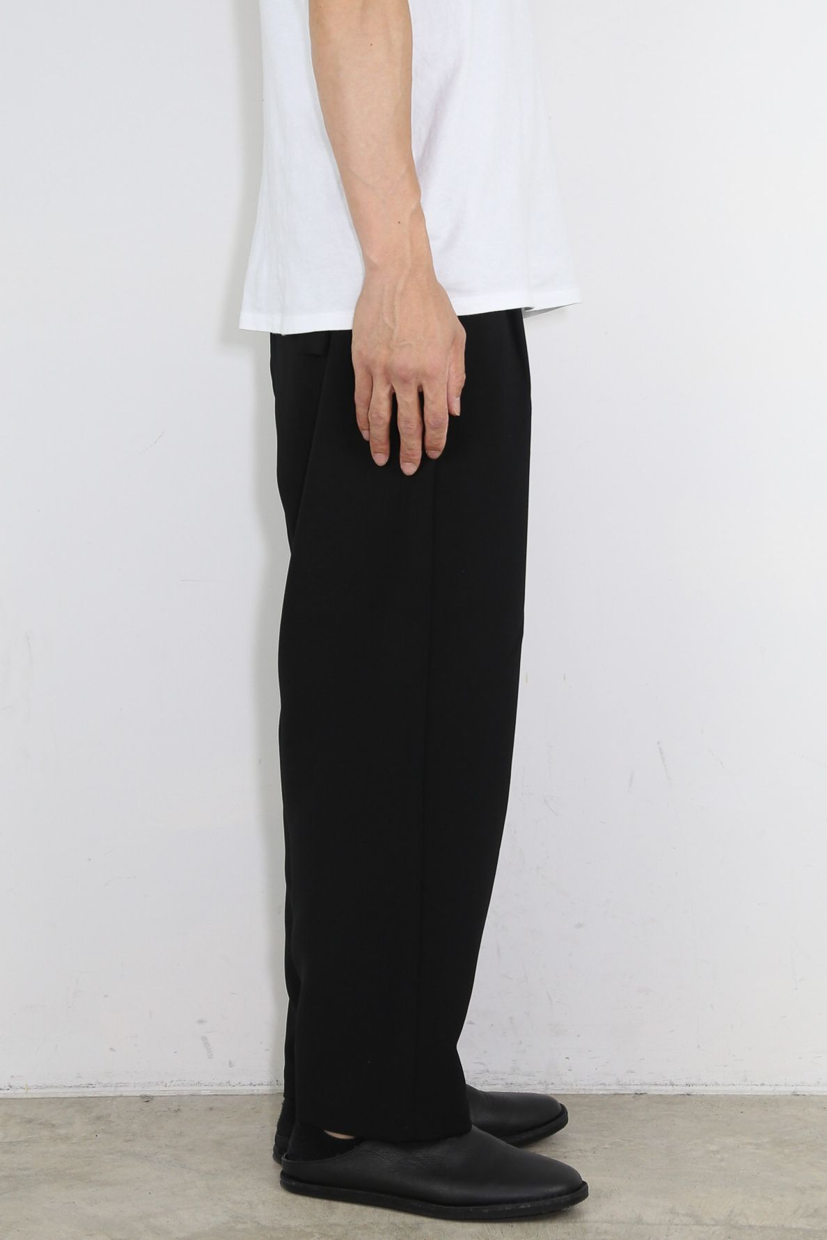 PE STRETCH DOUBLE CLOTH BELTED TAPERED FIT TROUSERS / ブラック
