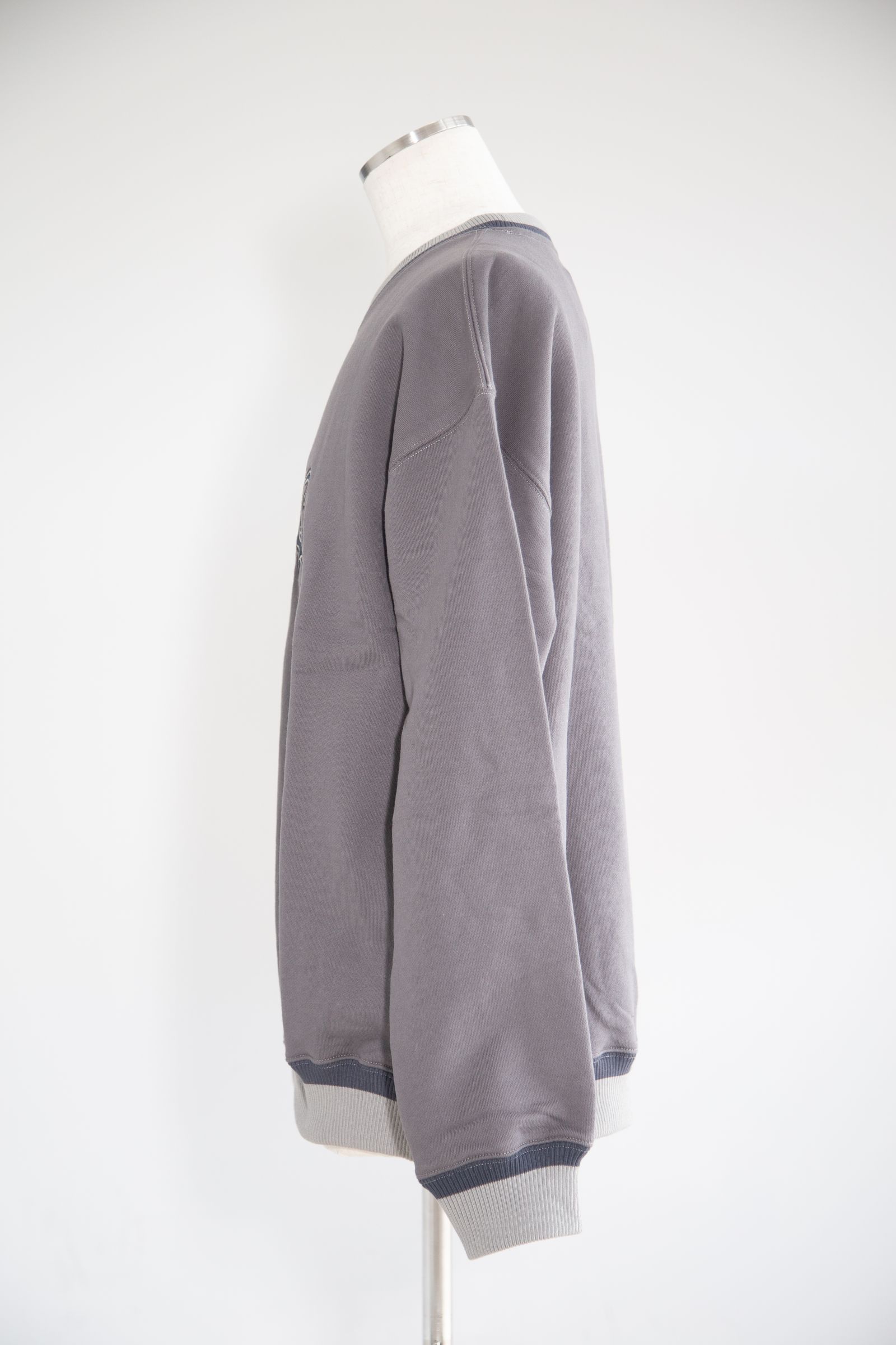 XLA EMBROIDERY CREWNECK SWEATSHIRT / チャコール