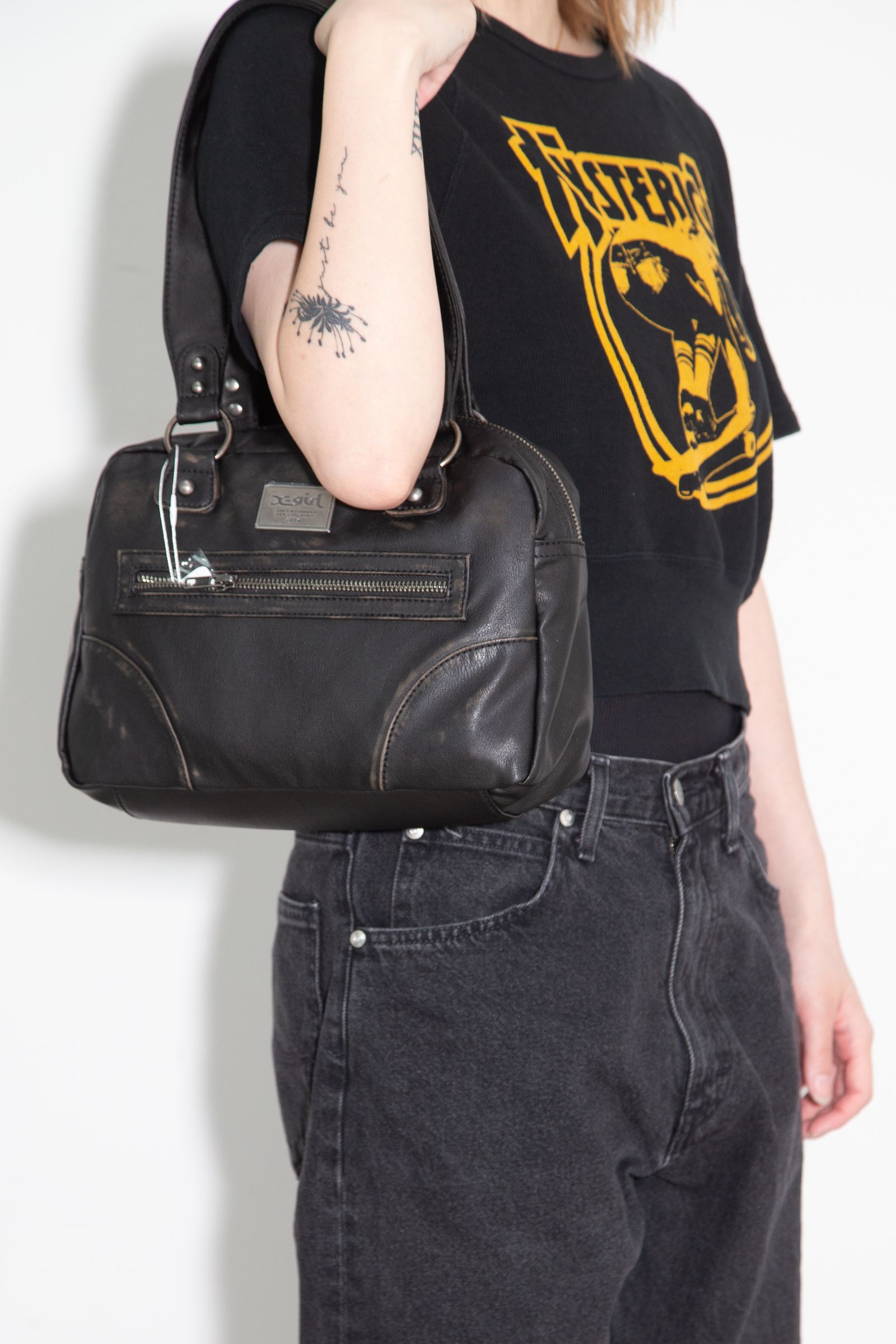 METAL LOGO PLATE FAUX LEATHER HANDBAG / ブラック