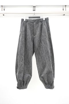 Tucked Hem Pants with Button Closure / チャコール