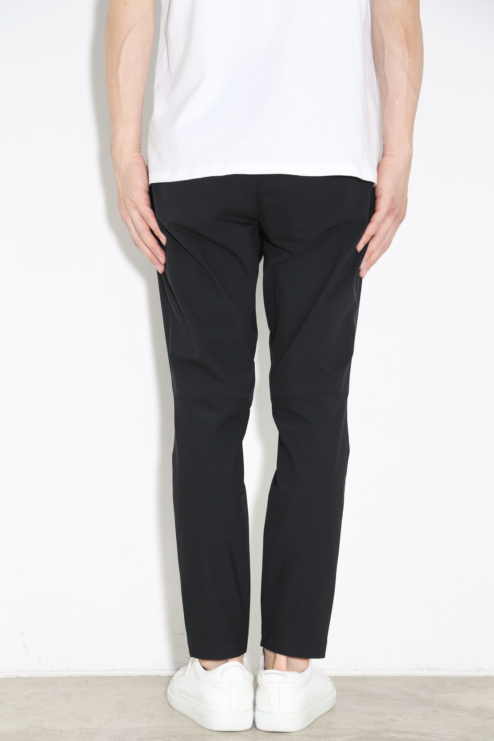 junhashimoto - TRAVEL EASY TUCK PANTS / ブラック | Tempt