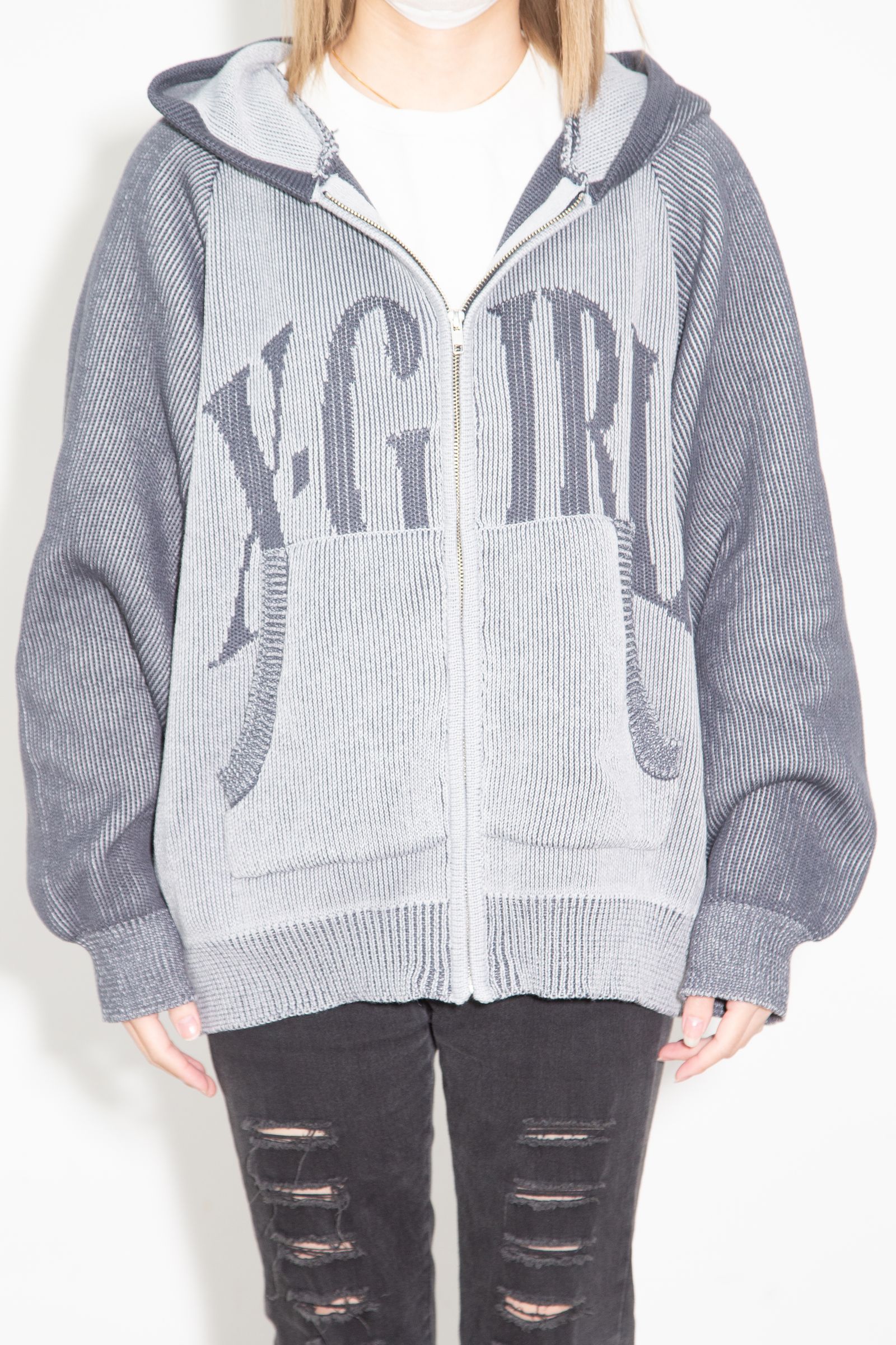 ［ラスト1点］LOGO JACQUARD ZIP UP KNIT HOODIE / グレー