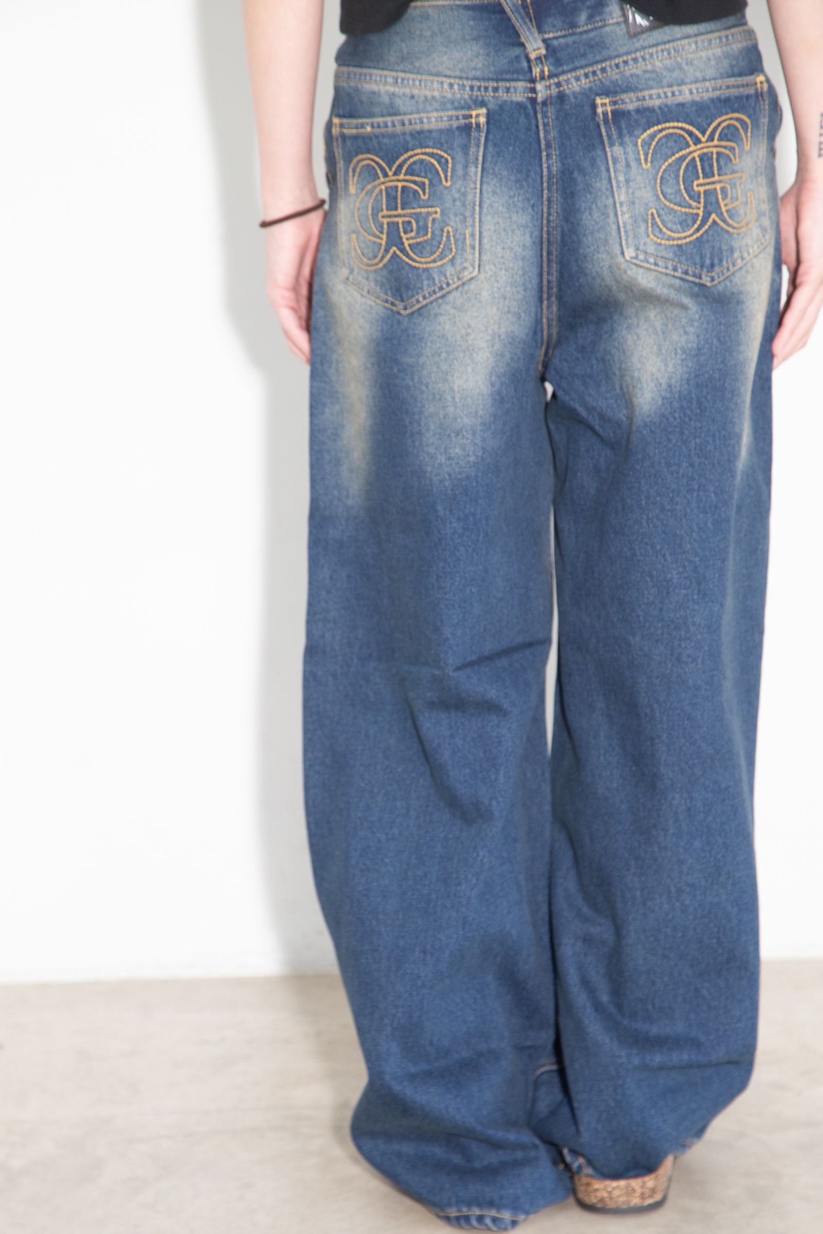 EMBLEM POCKET ASYMMETRIC WAIST DENIM PANTS / インディゴ