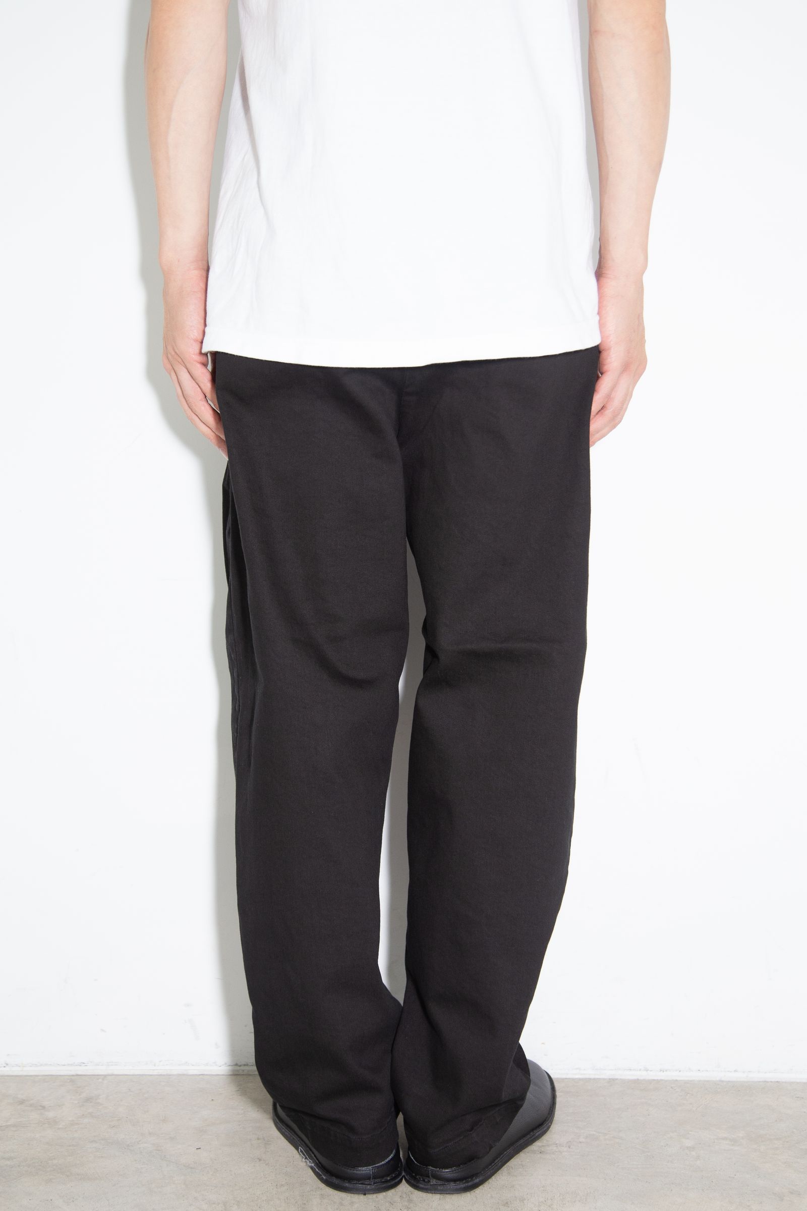 SUPIMA CO STRETCH DENIM BELTED TAPERED FIT TROUSERS / ブラック
