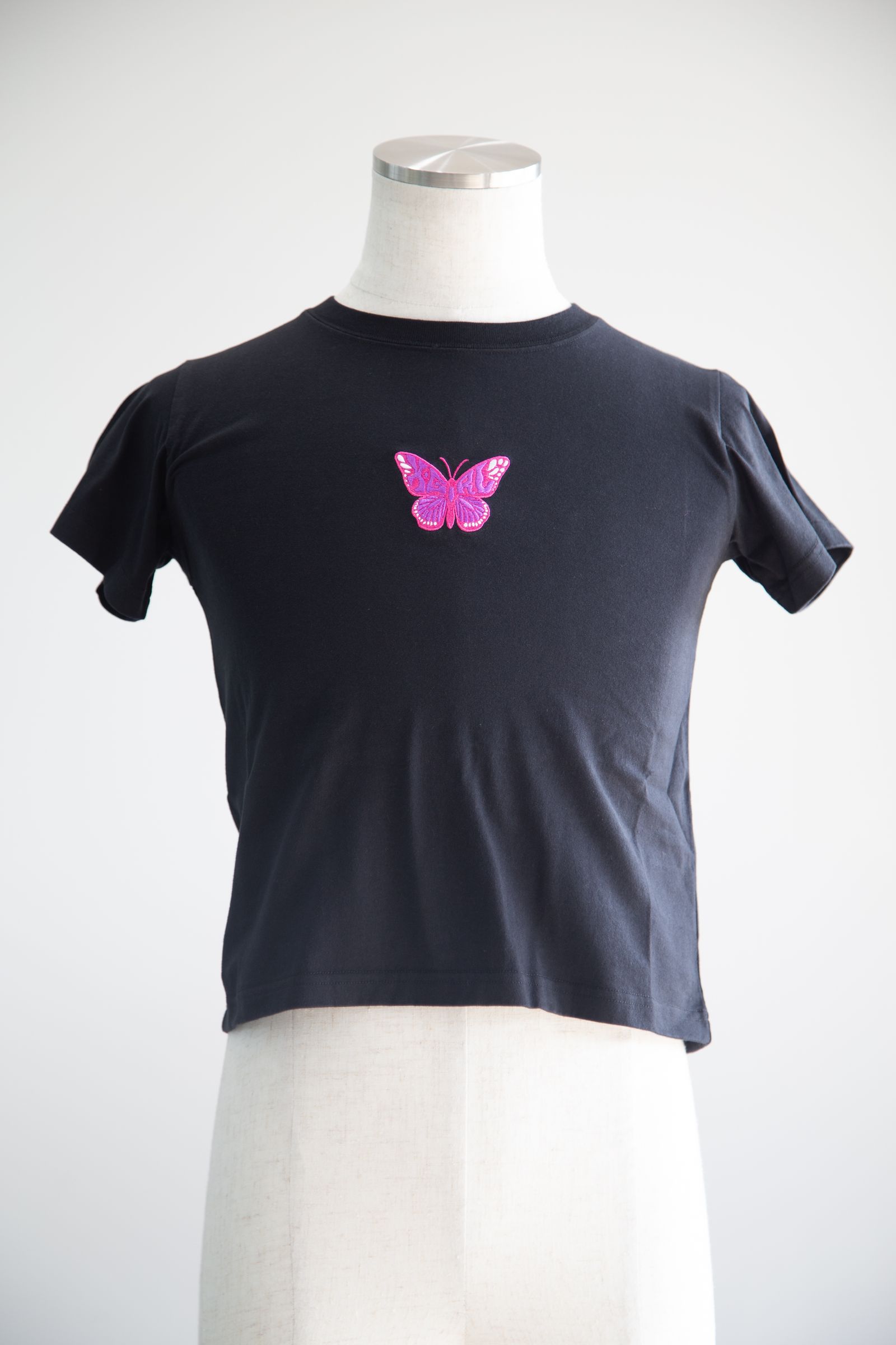 X-girl - EMBROIDERED BUTTERFLY LOGO S/S BABY TEE / ブラック