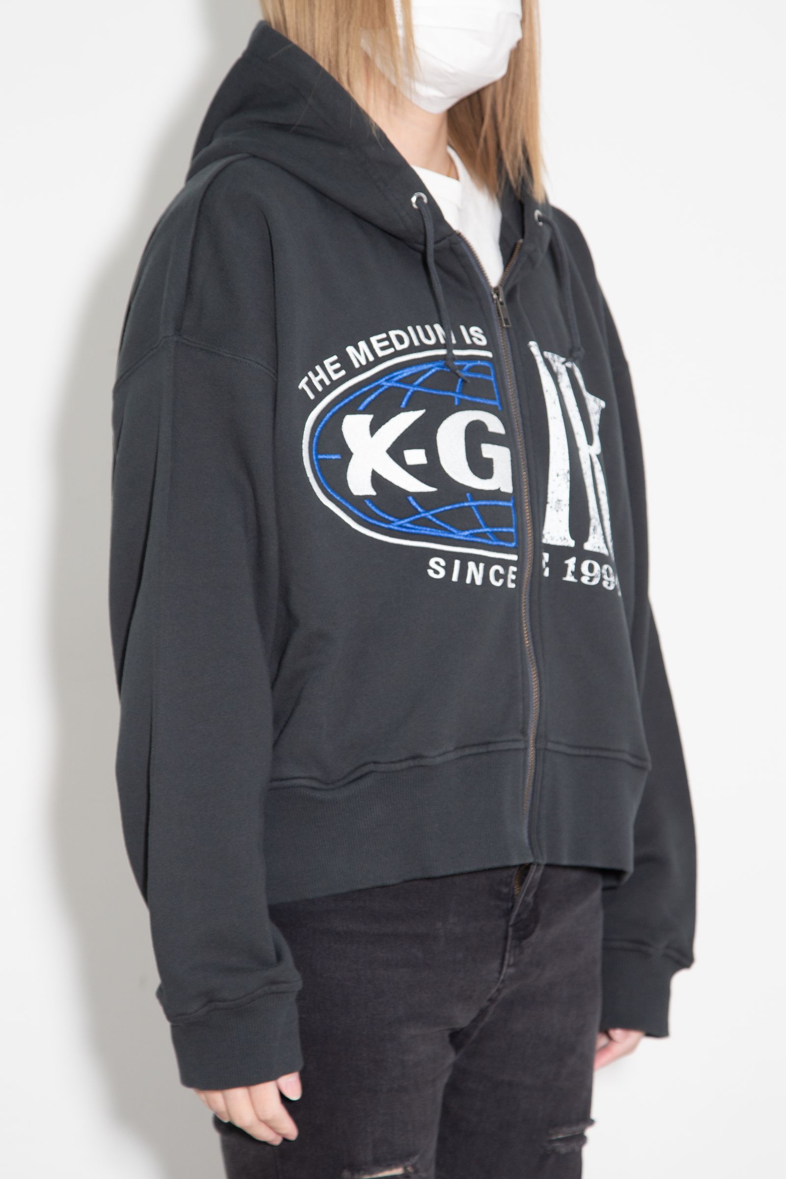 PANELED GRAPHIC ZIP UP SWEAT HOODIE / チャコール