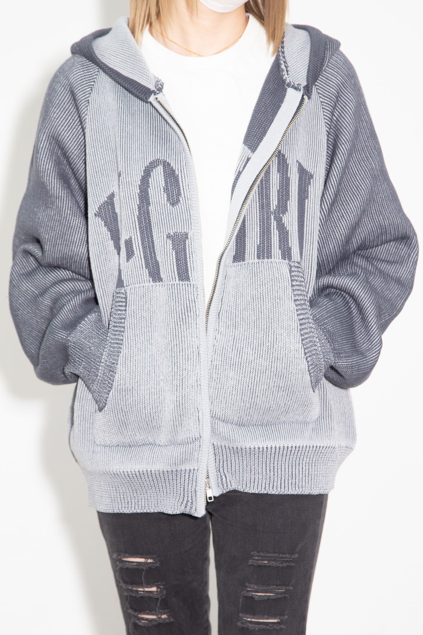［ラスト1点］LOGO JACQUARD ZIP UP KNIT HOODIE / グレー