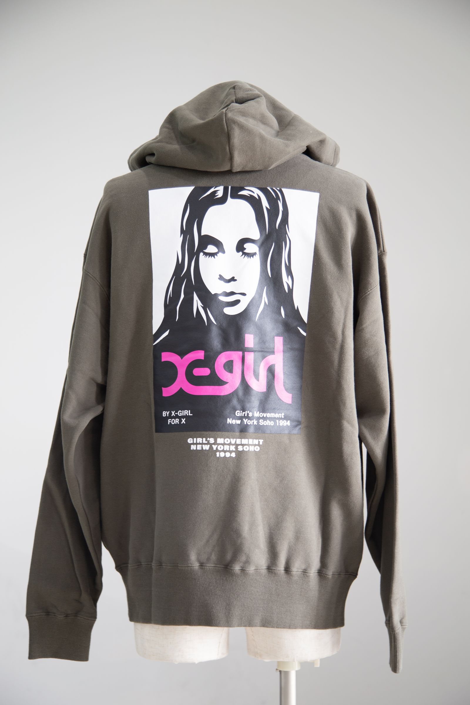 BY X-GIRL FOR X SWEAT HOODIE オリーブ X-girl - X-girl FACE POSTER SWEAT HOODIE / オリーブ | Tempt