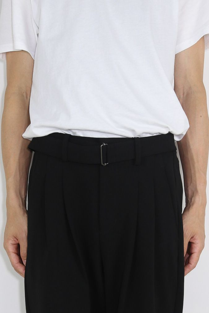 PE STRETCH DOUBLE CLOTH BELTED TAPERED FIT TROUSERS / ブラック