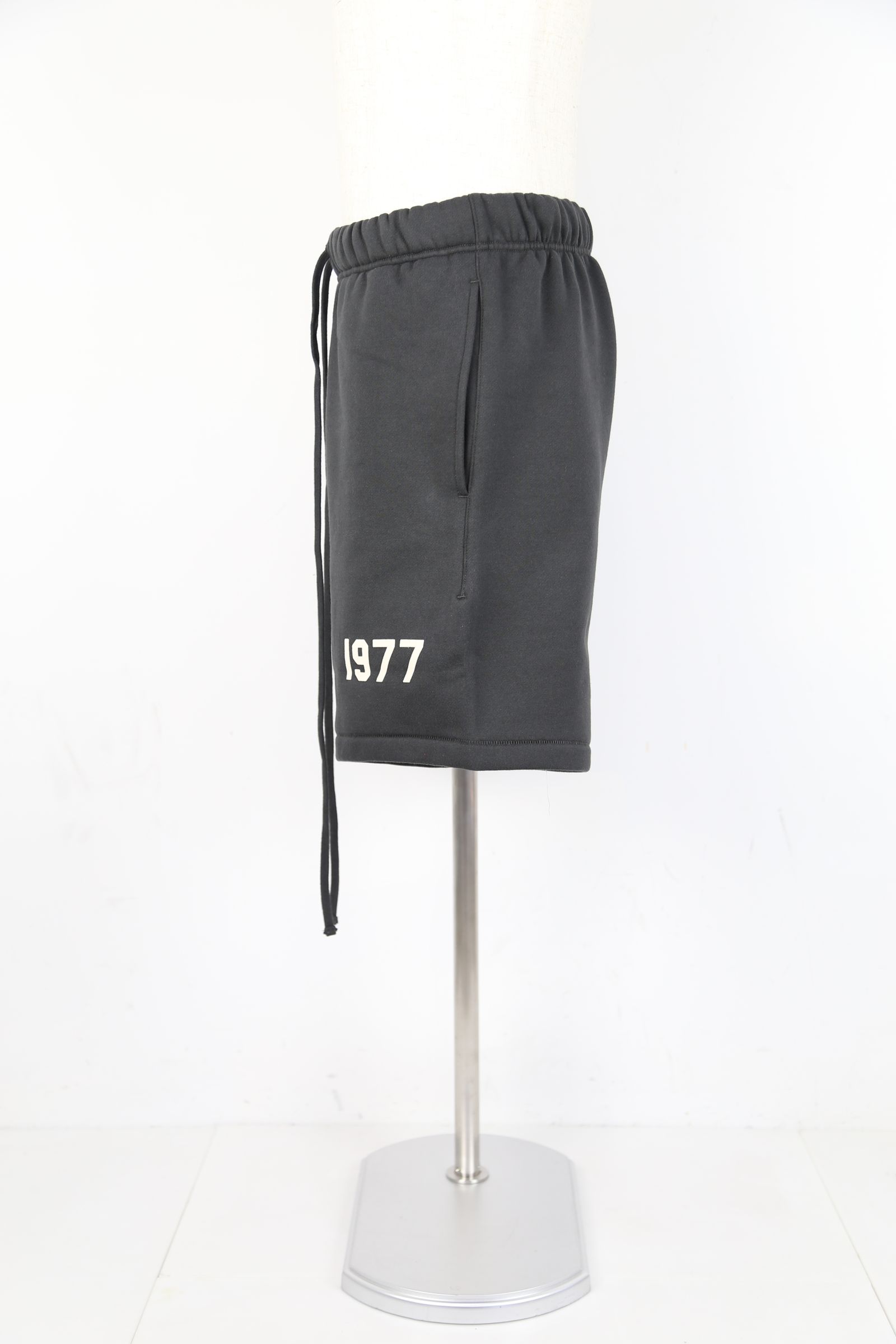 FOG ESSENTIALS - 22SS 1977 SWEAT SHORTS / アイアン | Tempt