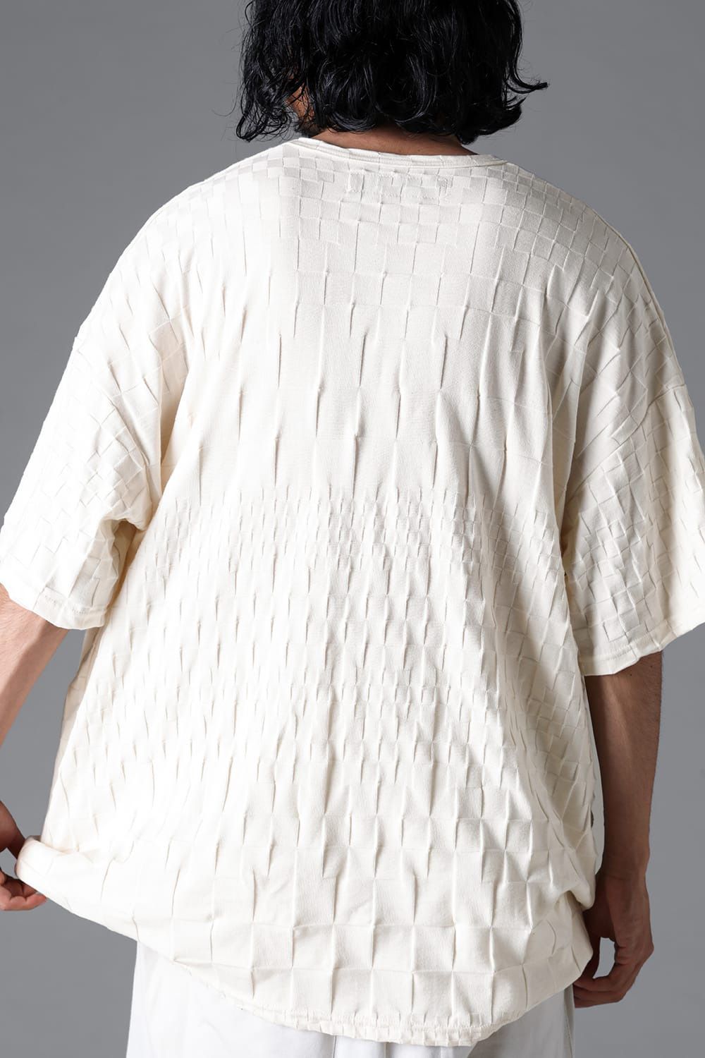 GRADIENT PLAID PATTERN V-NECK TEE / ブラック