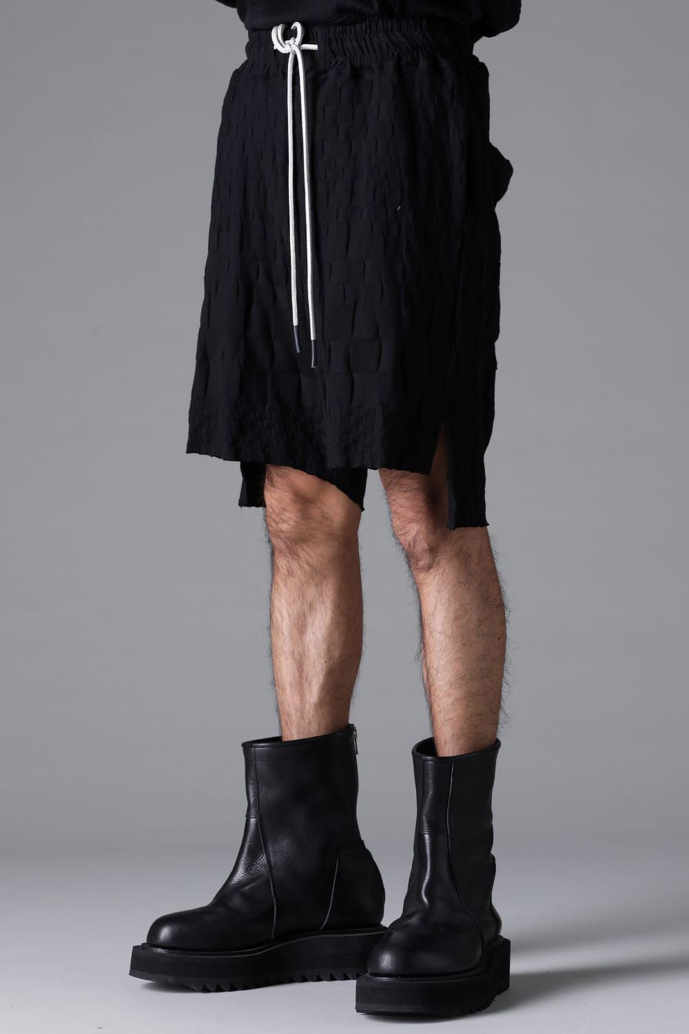 GRADIENT PLAID PATTERN SHORTS / ブラック