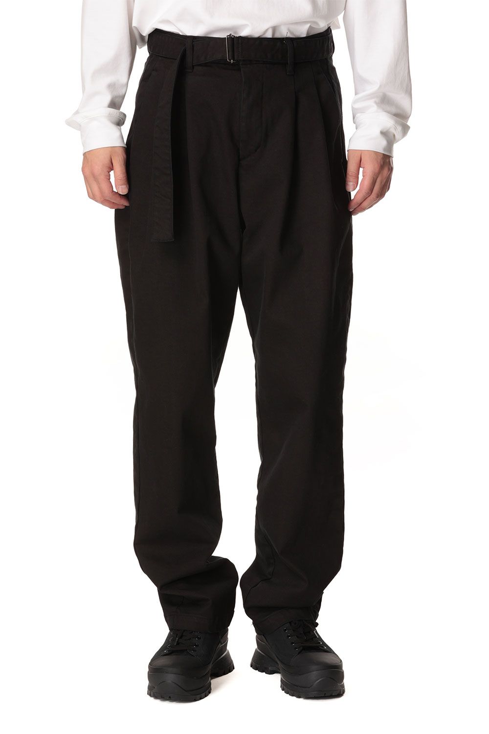 SUPIMA CO STRETCH DENIM BELTED TAPERED FIT TROUSERS / ブラック