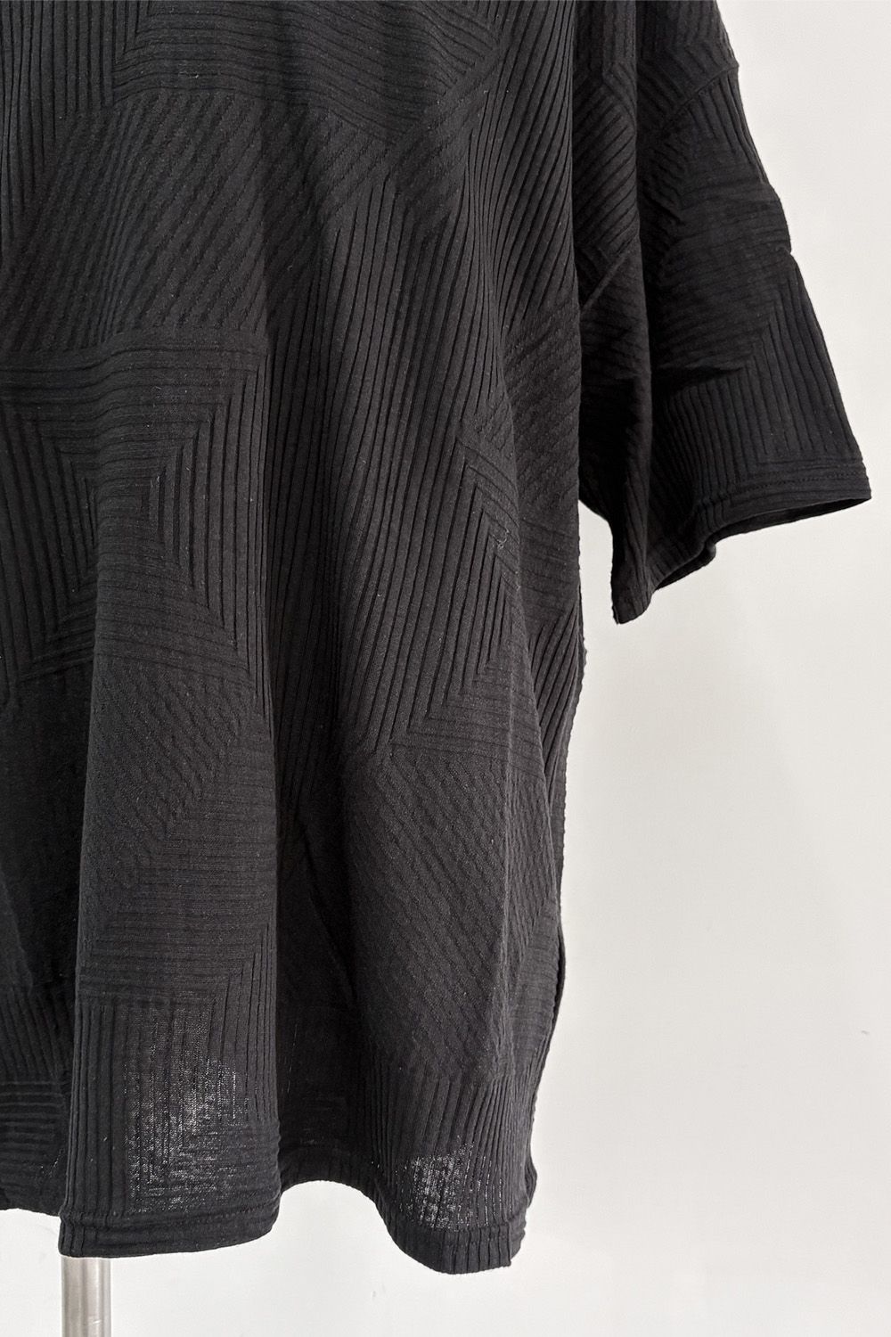 DEFORMED STRIPE PATTERN JUMBO TEE / ブラック