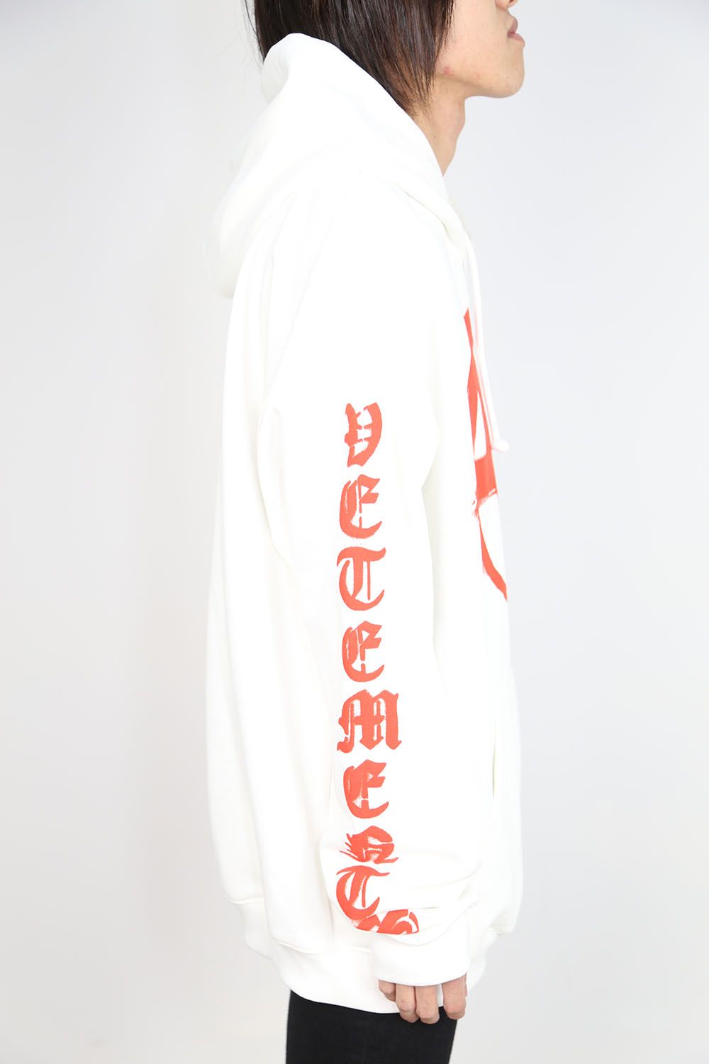 VETEMENTS - ANARCHY GOTHIC LOGO HOODIE / ホワイト×レッド | Tempt