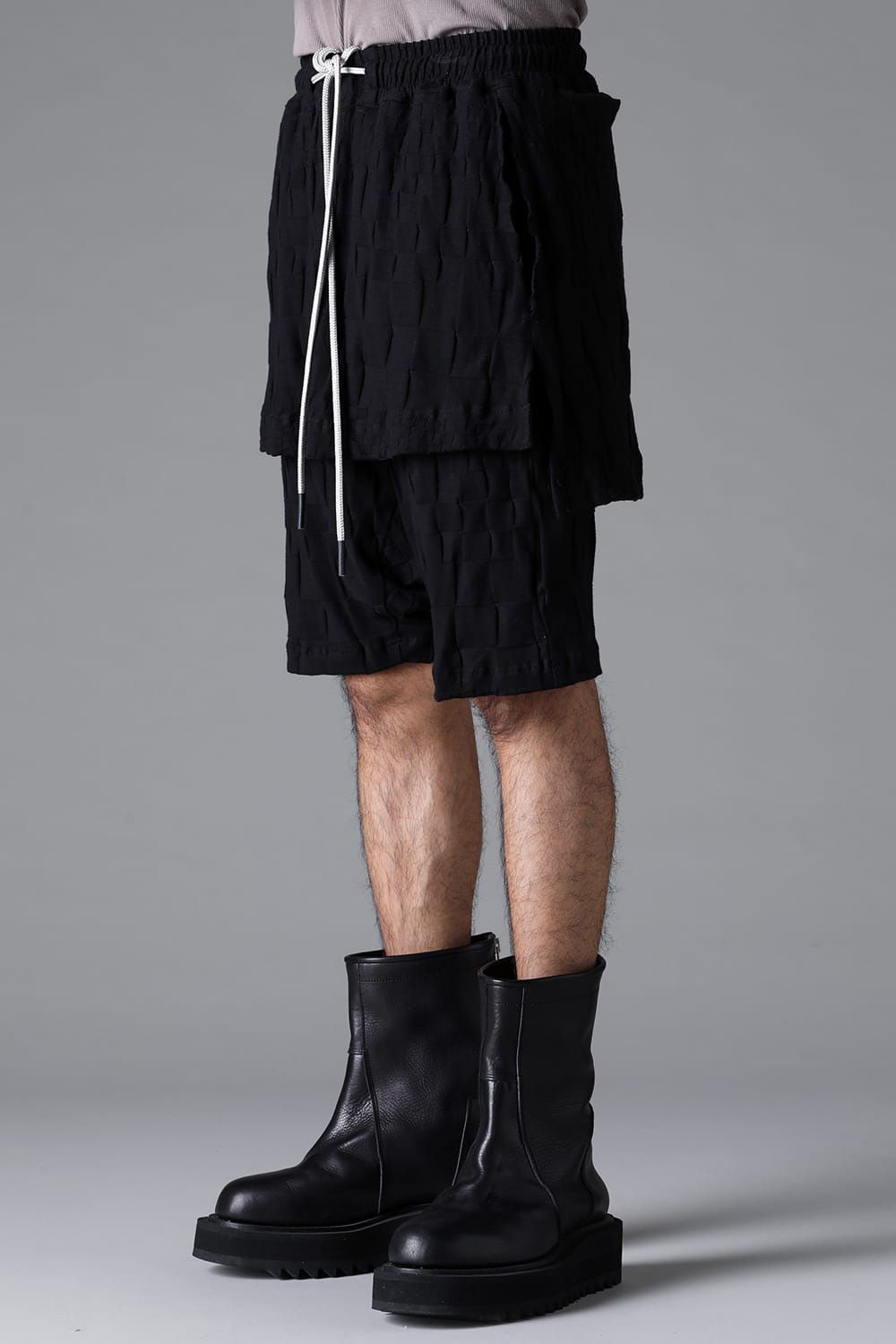 GRADIENT PLAID PATTERN LAYERED SHORTS / ブラック