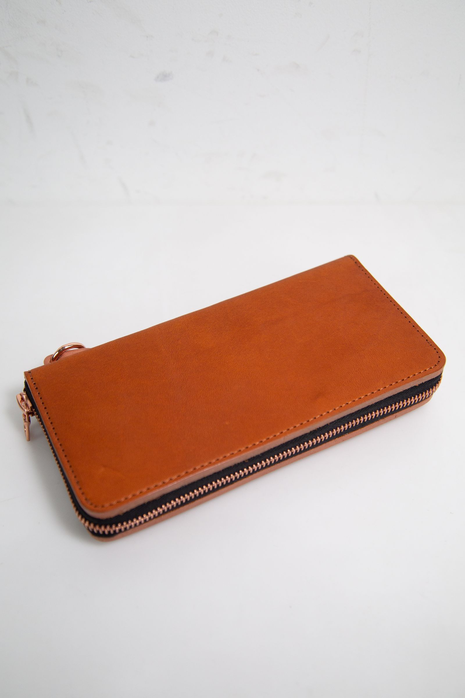 ISAMU KATAYAMA BACKLASH - JP SHOULDER GARMENT-DYED ROUND FASTNER WALLET /  ブラック | Tempt