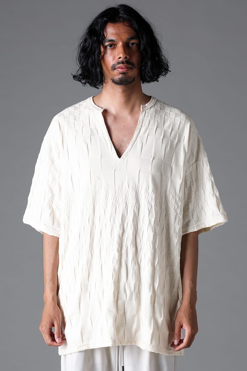 GRADIENT PLAID PATTERN V-NECK TEE / ブラック